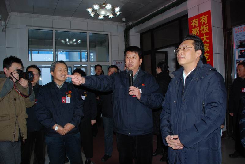 15.張雨浦書記、閆子忠副市長(zhǎng)等領(lǐng)導(dǎo)觀看公司榮譽(yù)展